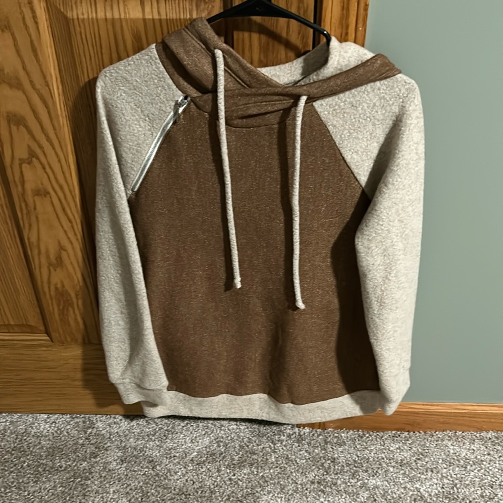 Hailey & Co women’s hooded top.  Size Small.